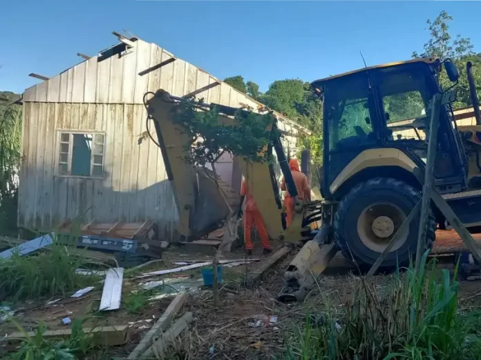 Casas irregulares são demolidas em São José