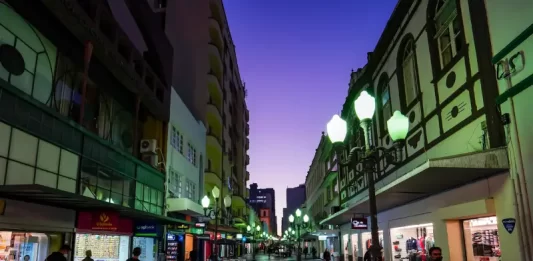 Homem em situação de rua morre no Centro de Florianópolis Centro de Florianópolis no Outono