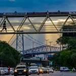 Grande Florianópolis - vista do trânsito no centro com passarela e ponte ao fundo