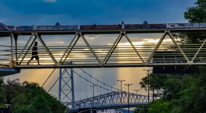 Grande Florianópolis - vista do trânsito no centro com passarela e ponte ao fundo