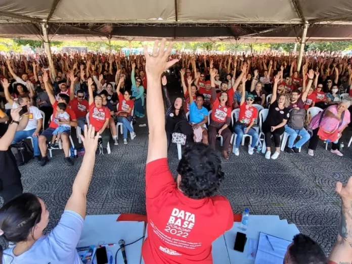 Assembleia sindical decidiu pela continuidade da greve em Florianópolis