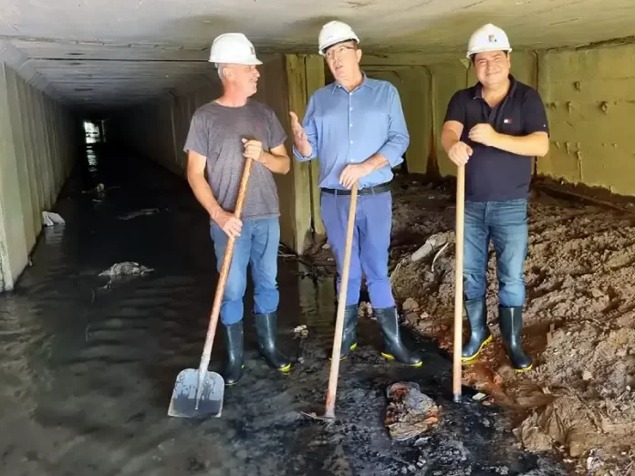 Prefeito e secretário entram em galeria em trabalho de inspeção em São José