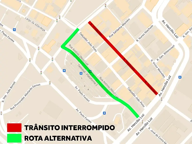 Trânsito interrompido na Rua Tiradentes
