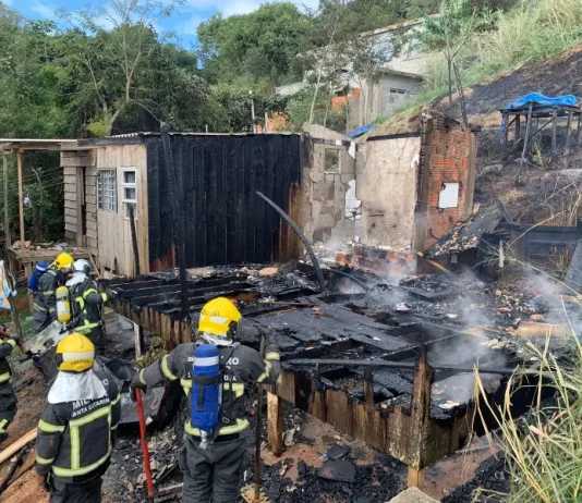 Incêndio destrói residência na Vila Aparecida