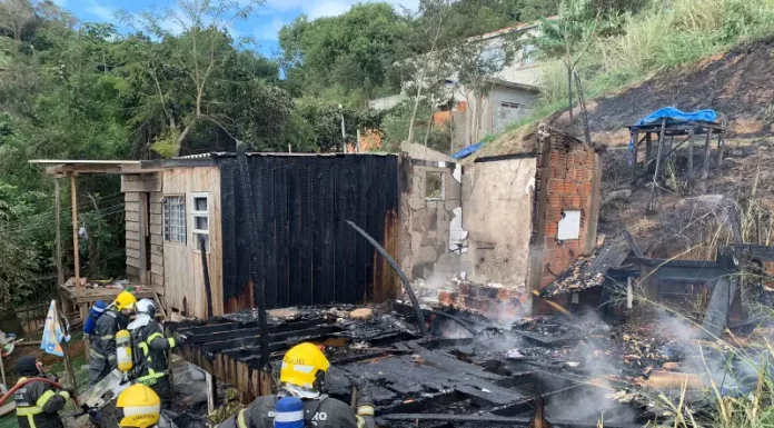 Incêndio destrói residência na Vila Aparecida