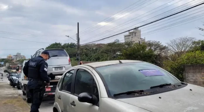 Veículos abandonados são retirados das ruas de Florianópolis