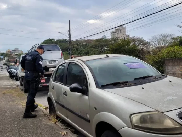 Veículos abandonados são retirados das ruas de Florianópolis
