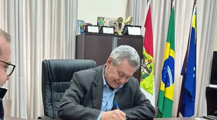 Ceron retorna ao cargo de prefeito de Lages após prisão na Mensageiro