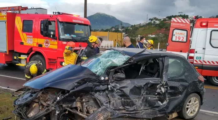 Batida na BR-282 em Santo Amaro deixa vítimas e engarrafamento