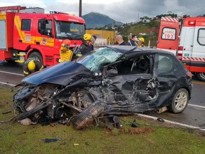 Batida na BR-282 em Santo Amaro deixa vítimas e engarrafamento