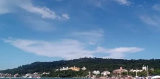 Praia de Jurerê tem trechos sem faixa de areia