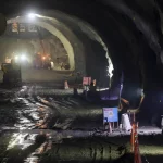 Túnel sem fundo com máquinas de obra dentro