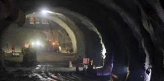 Túnel sem fundo com máquinas de obra dentro
