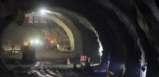 Câmara de São José retoma sessões de olho no Contorno Viário Túnel sem fundo com máquinas de obra dentro