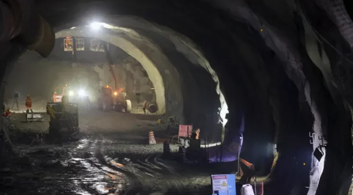 Túnel sem fundo com máquinas de obra dentro