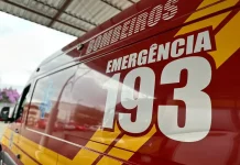 Ambulância vermelha dos bombeiros