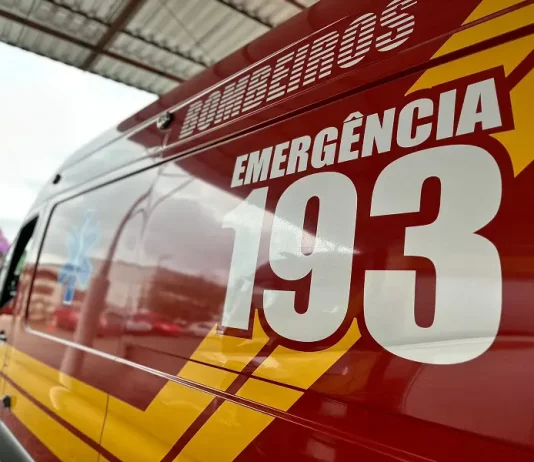 Ambulância vermelha dos bombeiros