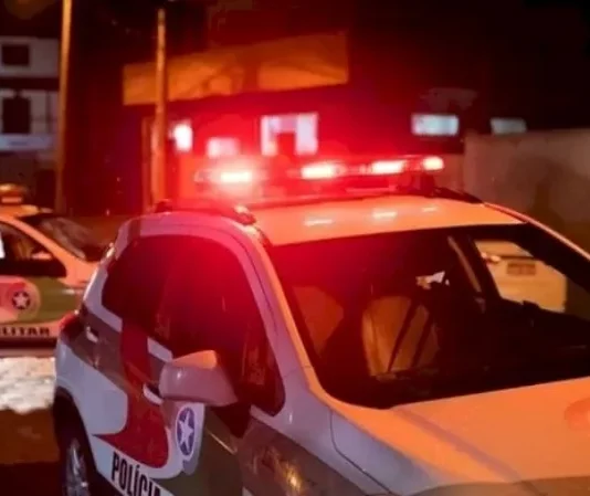 viatura policial com giroflex ligado - ocorrência crime homicídio PM