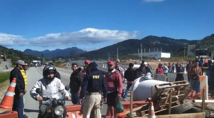 Operários demitidos do contorno fecham BR-282