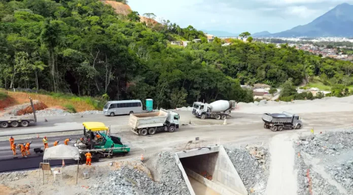 Operários na obra do Contorno Viário da Grande Florianópolis