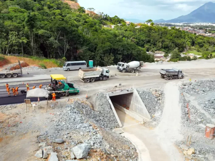 Operários na obra do Contorno Viário da Grande Florianópolis