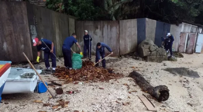 Presos trabalhando na limpeza de praias e praças do Continente
