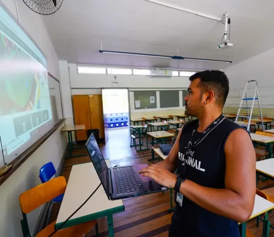 Governo assina contrapartida com Acafe para melhoria em colégios estaduais Parceria visa melhorar redes elétricas para permitir instalação de equipamentos
