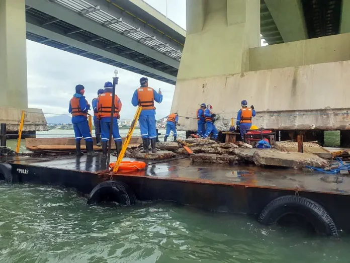 Trabalho de manutenção dos acessos rodoviários à ilha