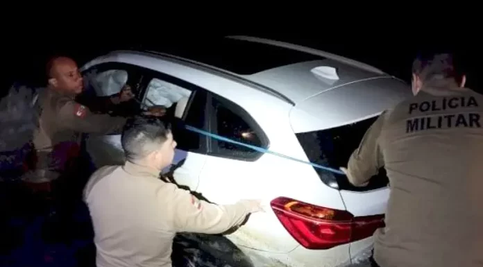 BMW carregada com peças de fuzis caiu no mar em Palhoça