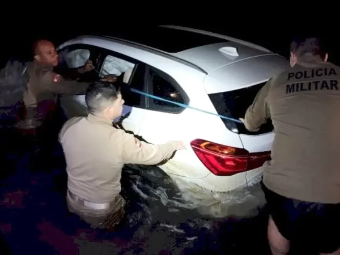 BMW carregada com peças de fuzis caiu no mar em Palhoça