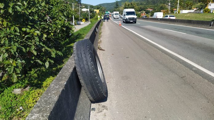 Pneu solta de guindaste e mata pedestre em Biguaçu