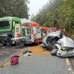 Batida frontal entre Celta e carreta mata um homem na BR-282