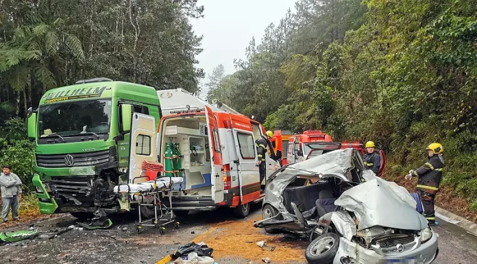 Batida frontal entre Celta e carreta mata um homem na BR-282