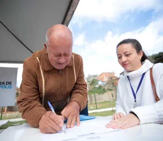 Primeiros títulos do “Floripa Regular” são entregues a 90 famílias Entrega de títulos de propriedade do Sapé e revitalização da Praça em Florianópolis