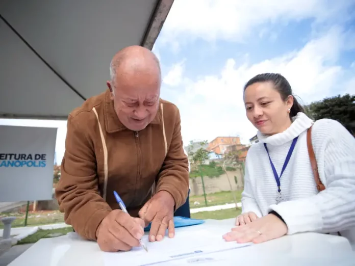 Entrega de títulos de propriedade do Sapé e revitalização da Praça em Florianópolis