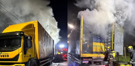 Incêndio em caminhão dos Correios em São José destrói encomendas Fogo destruiu caminhão dos Correios em SC