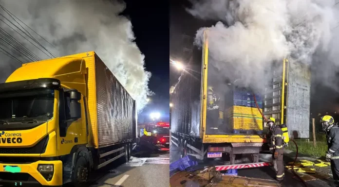 Fogo destruiu caminhão dos Correios em SC