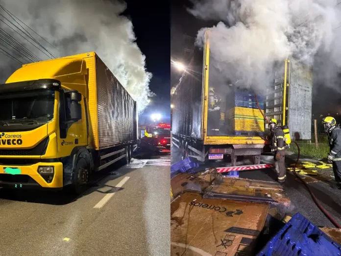 Fogo destruiu caminhão dos Correios em SC