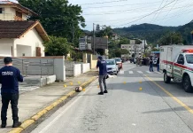 Policial troca tiros com 3 assaltantes a banco em Biguaçu