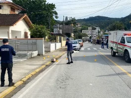 Policial troca tiros com 3 assaltantes a banco em Biguaçu