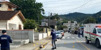 Policial troca tiros com 3 assaltantes a banco em Biguaçu