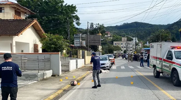 Policial troca tiros com 3 assaltantes a banco em Biguaçu