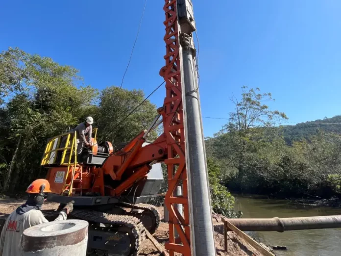 Obra da nova ponte no Rio Papaquara