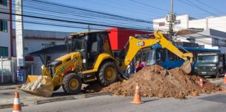 Nesta sexta-feira (18), a Avenida Leoberto Leal, localizada no bairro Barreiros, em São José, teve todas as suas pistas interditadas