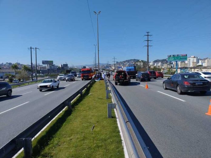 Motoqueiro perde a vida após bater em guard-rail da Via Expressa