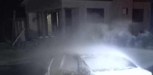 Criança de 11 anos é sequestrada por grupo armado em Criciúma; veículo utilizado no crime é encontrado queimado