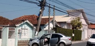 Colisão no Centro Histórico de São José quase derruba poste