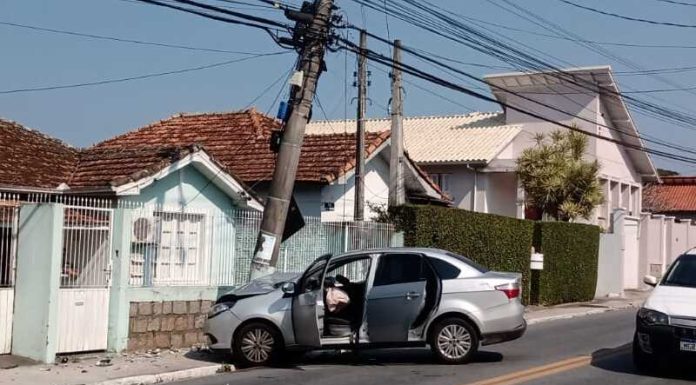 Colisão no Centro Histórico de São José quase derruba poste