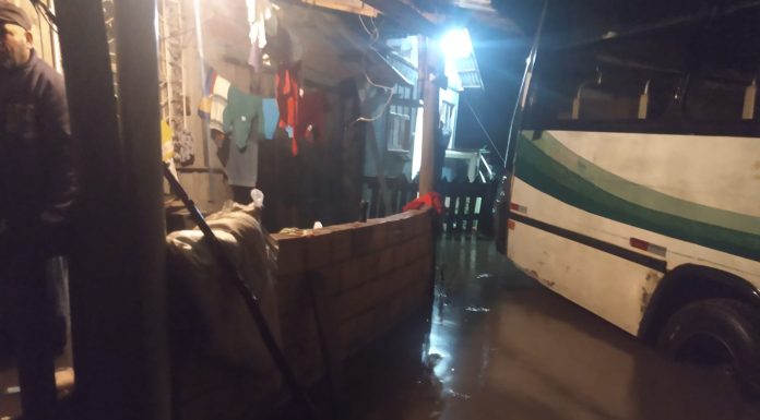 Alagamentos afetam 3 cidades de SC e 9 pessoas são resgatadas