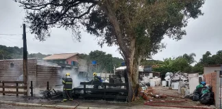 Empresa de reciclagem na Rua das Flores, Barra da Lagoa, pega fogo